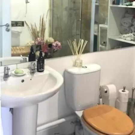 Coastal Hideaway - Sleeps 4 & Free Parking