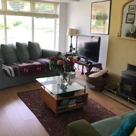 Coastal Hideaway - Sleeps 4 & Free Parking * Killiney