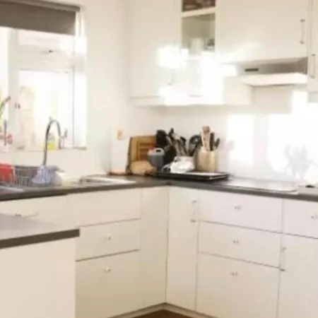 Coastal Hideaway - Sleeps 4 & Free Parking Ferienhaus Killiney