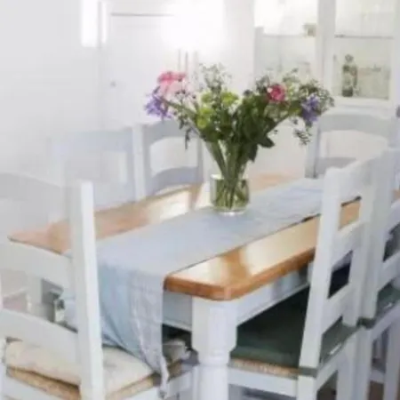 Coastal Hideaway - Sleeps 4 & Free Parking Killiney